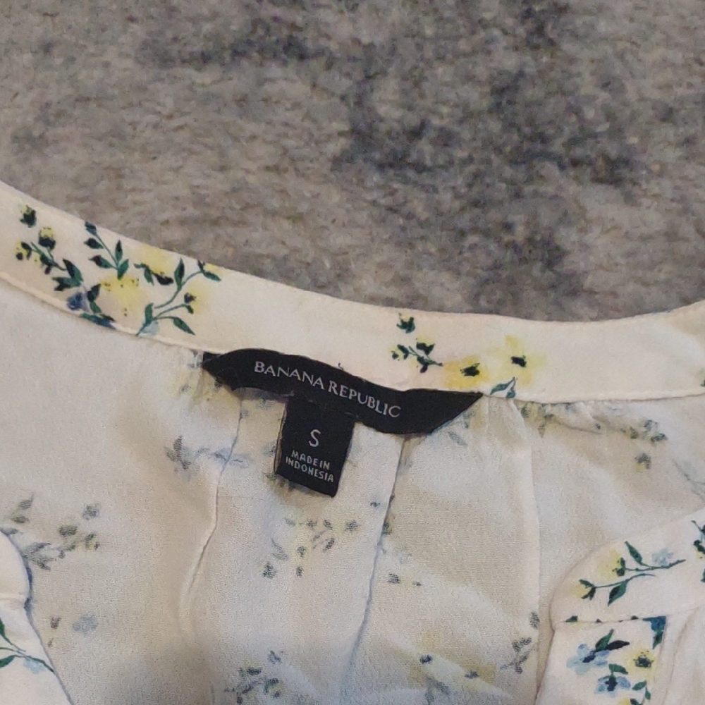 Banana Republic | White Sleeveless Blouse with Floral Design - Picture 2 of 3